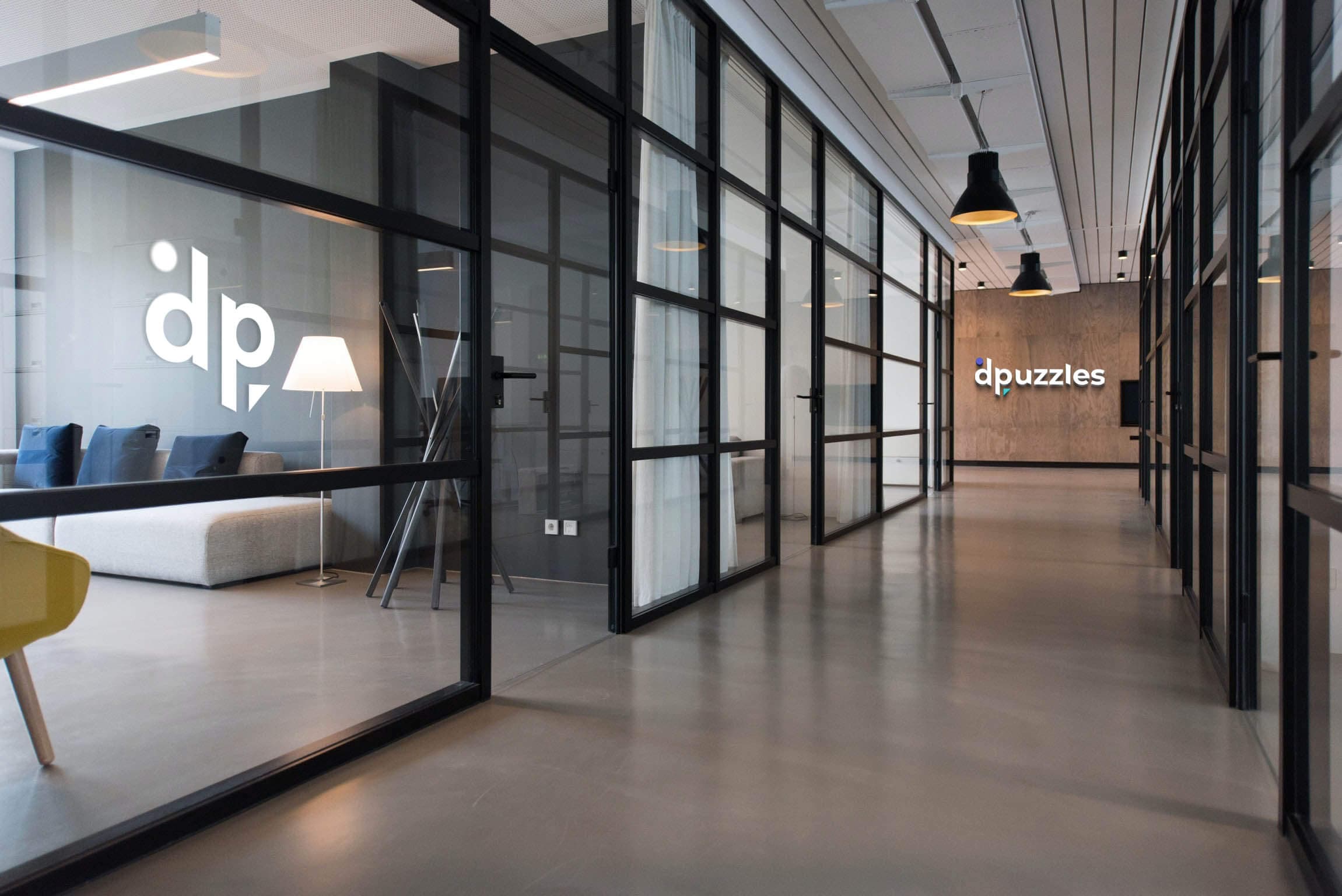 Identidad de dpuzzles en una oficina con paredes de cristal